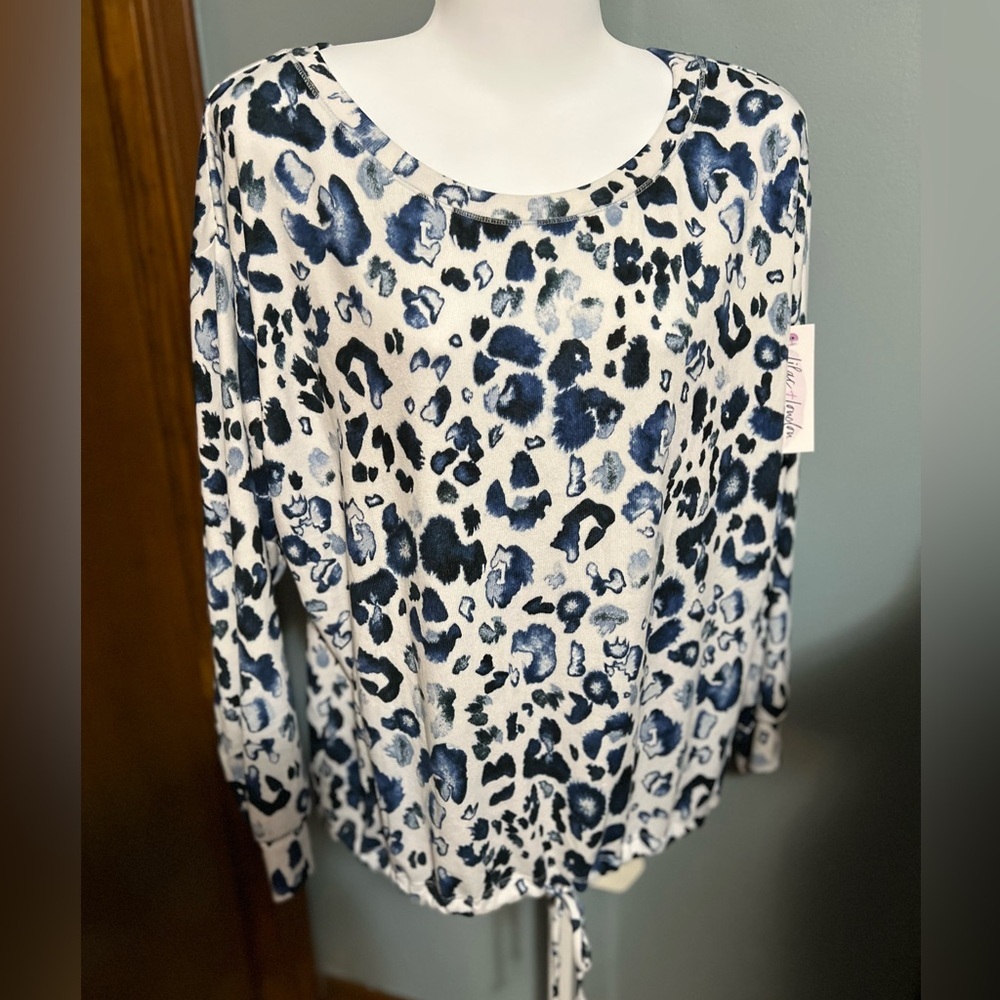 🇺🇸$3🇺🇸 Lilac and London Blue and White Animal Print Long Sleeve Pajama Top NWT